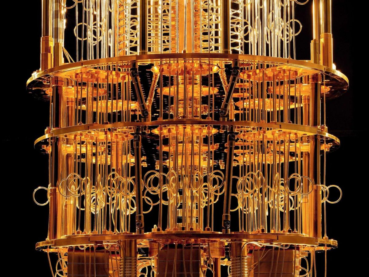 Ordinateur quantique d'IBM, dont les qubits sont maintenus à très basse température grâce à un cryostat.